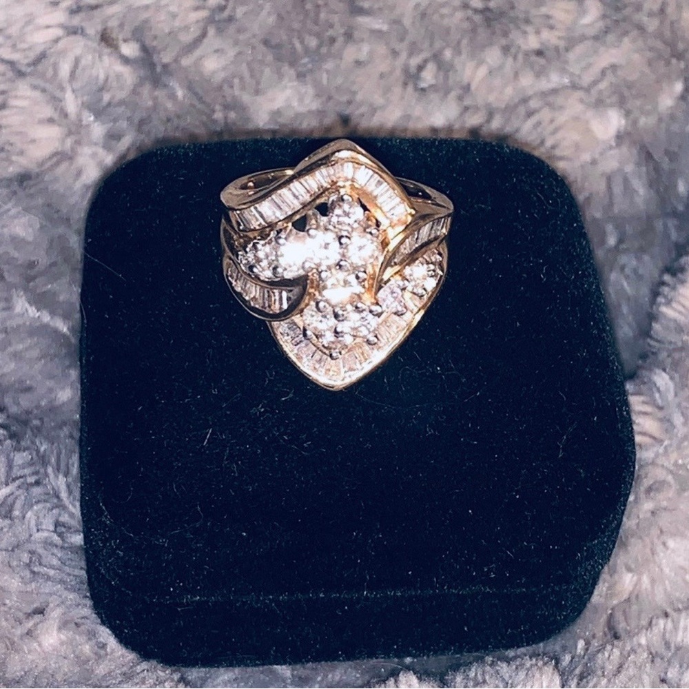 14K GOLD DIAMOND CLUSTER RING FEATURES 13 ROUND DIAMONDS SURROUNDED BY 4 FLOWING
